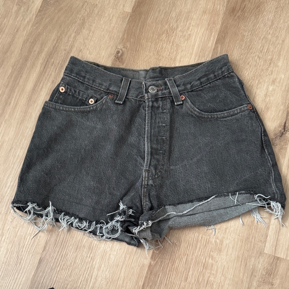 Vtg Levi’s Black Denim Frayed Hem Women's Shorts 24